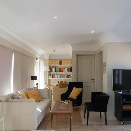 Unique With Indoor Pool & Attic Homestay