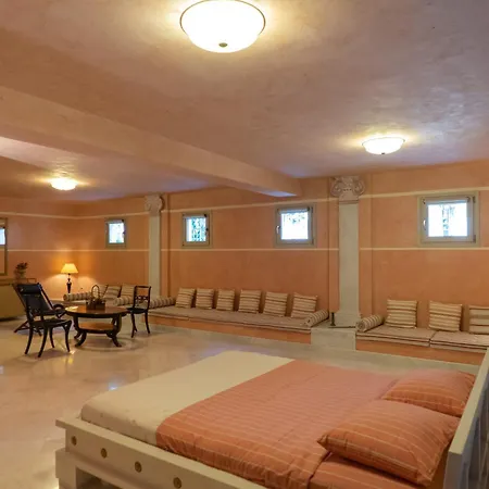 Unique With Indoor Pool & Attic Alli Meria