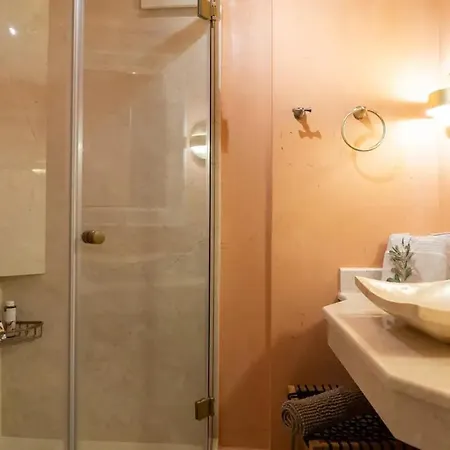 Unique With Indoor Pool & Attic * Alli Meria