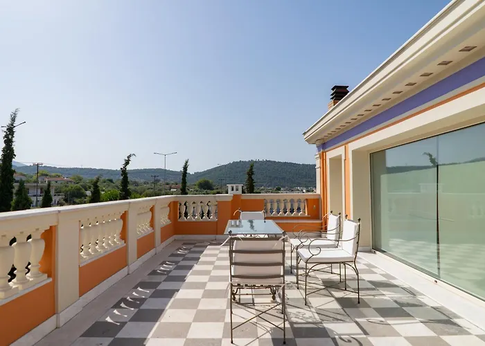 Homestay Unique With Indoor Pool & Attic