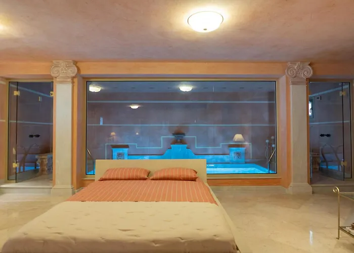 Homestay Unique With Indoor Pool & Attic